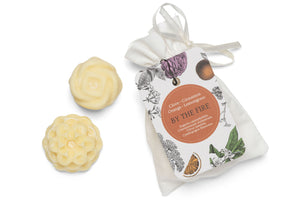Christmas wax melts in white cotton bag. Made with cinnamon and clove essential oils.